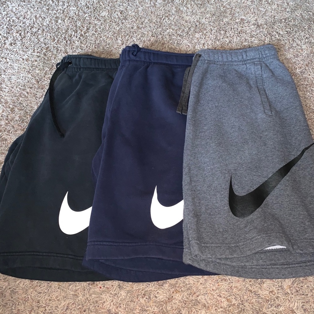 3 men’s large/medium, Nike Basketball shorts 🩳